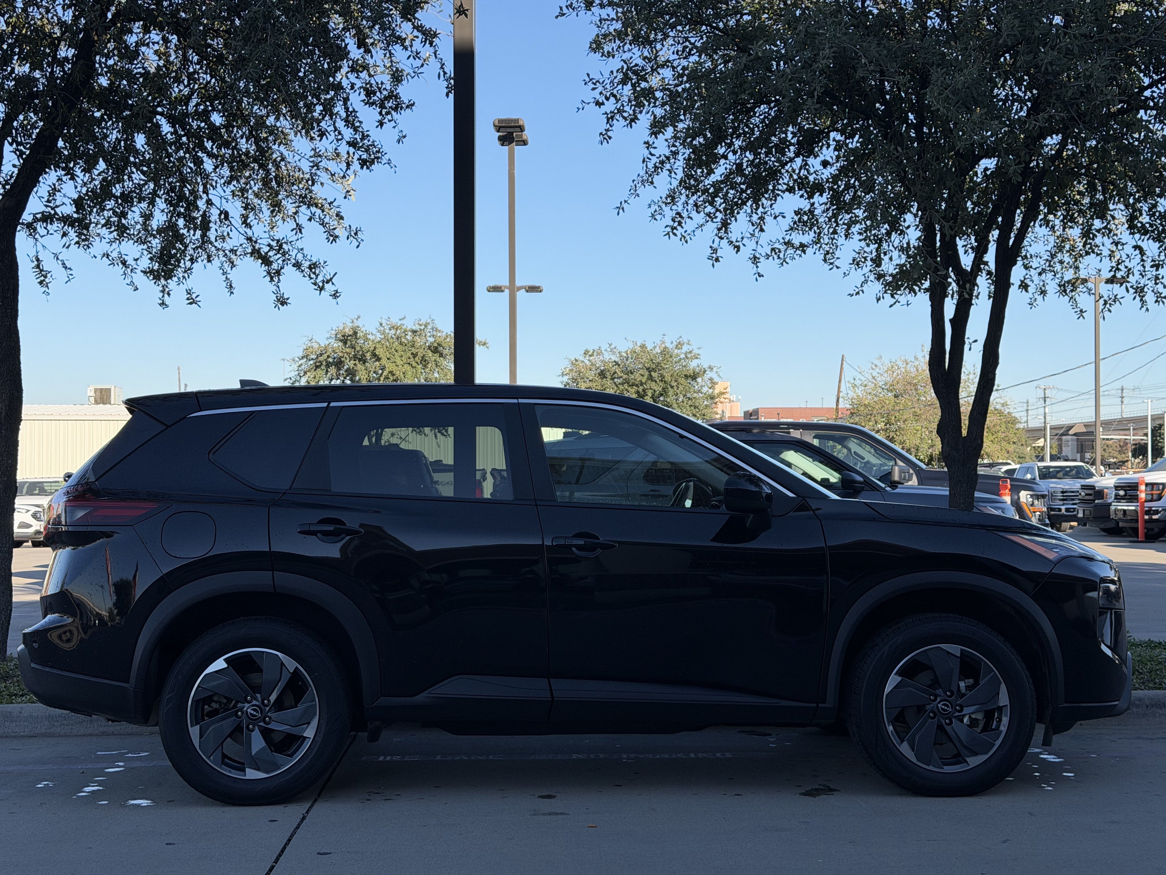 Used 2025 Nissan Rogue SV FWD image 3