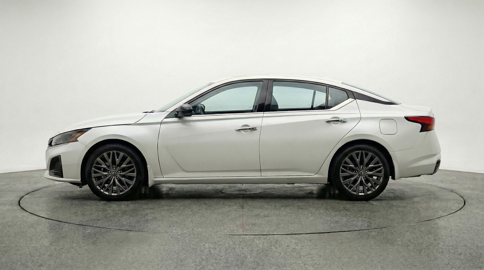 Used 2025 Nissan Altima 2.5 SV image 5