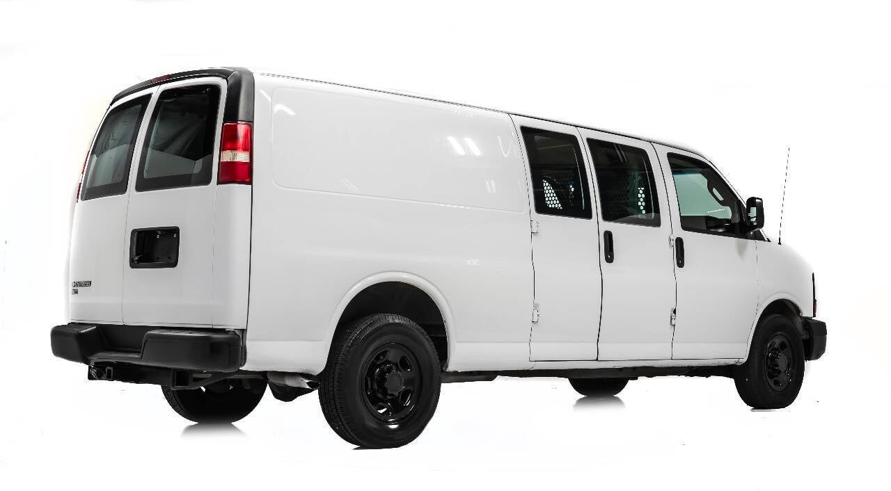 Used 2017 Chevrolet Express 2500 Extended RWD image 3