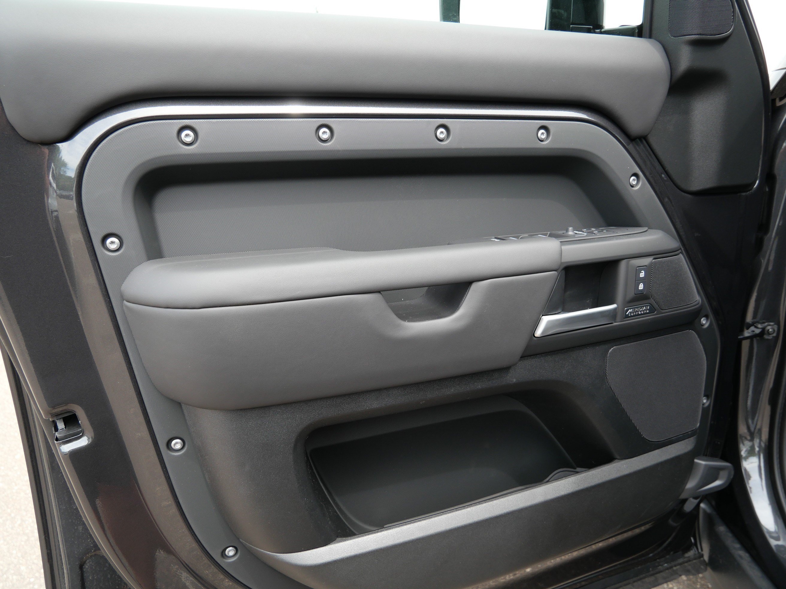New 2026 Land Rover Defender 130 X-Dynamic SE AWD/4WD image 4