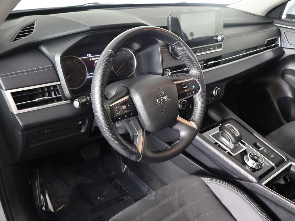 Used 2024 Mitsubishi Outlander SE Black Edition image 28