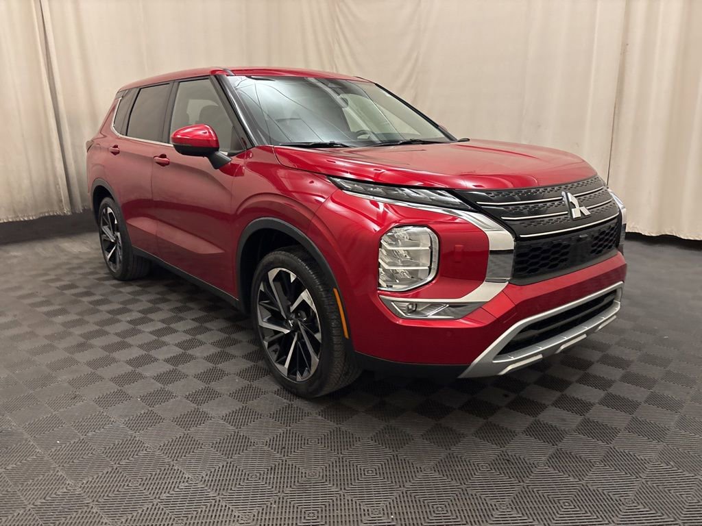 Used 2024 Mitsubishi Outlander SE image 3