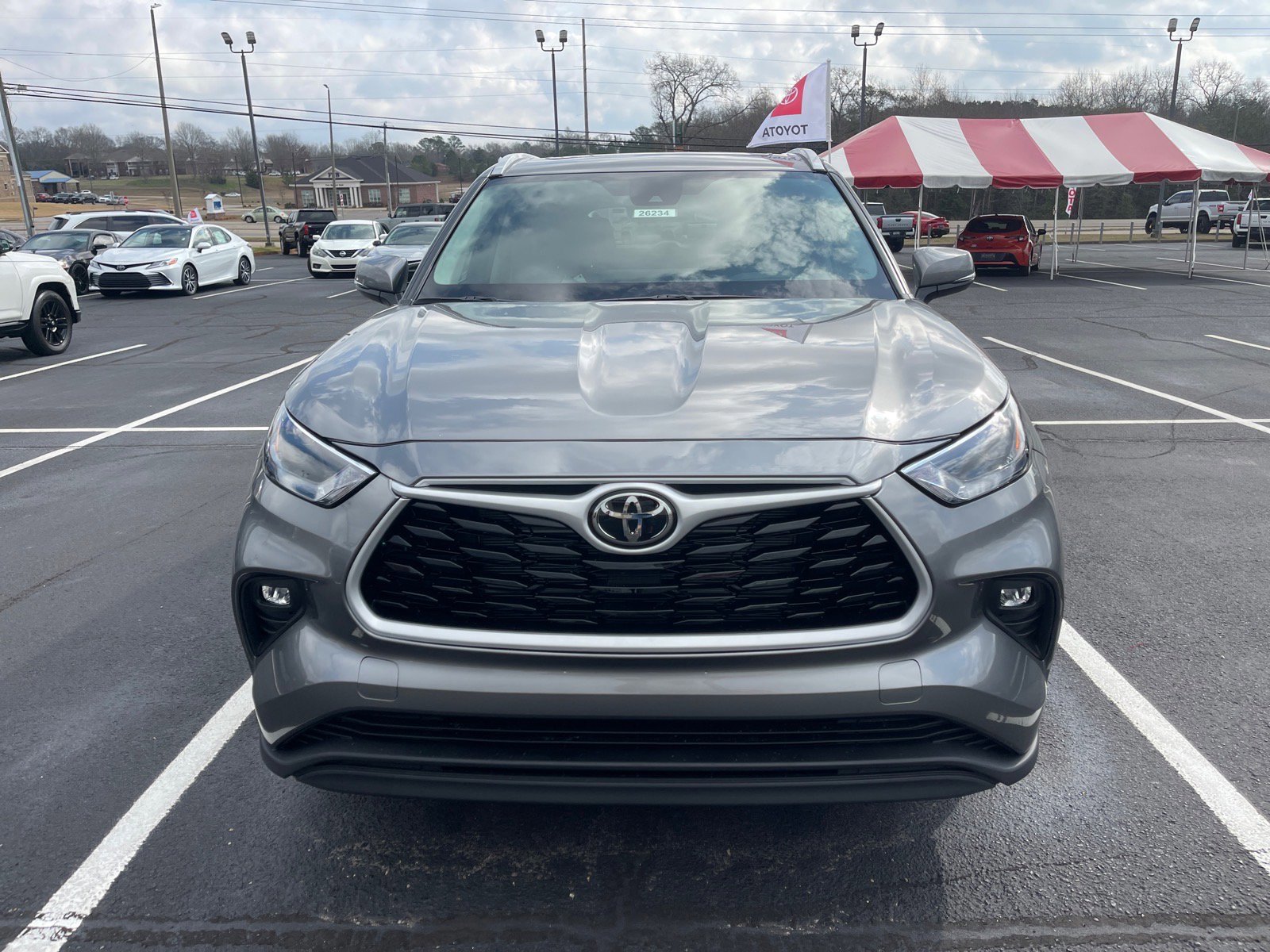 New 2026 Toyota Highlander XLE image 2