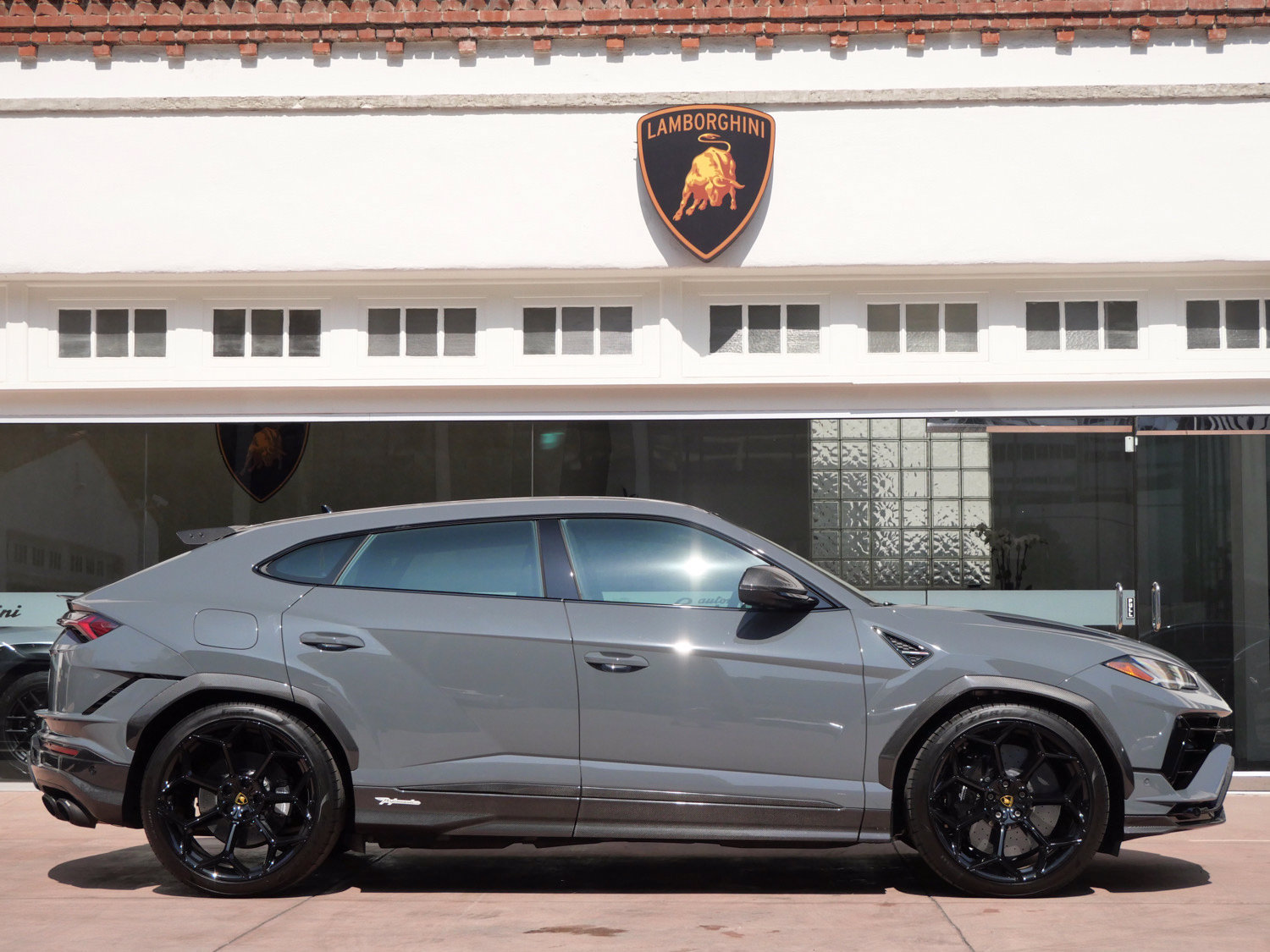 Used 2024 Lamborghini Urus Performante AWD/4WD image 2