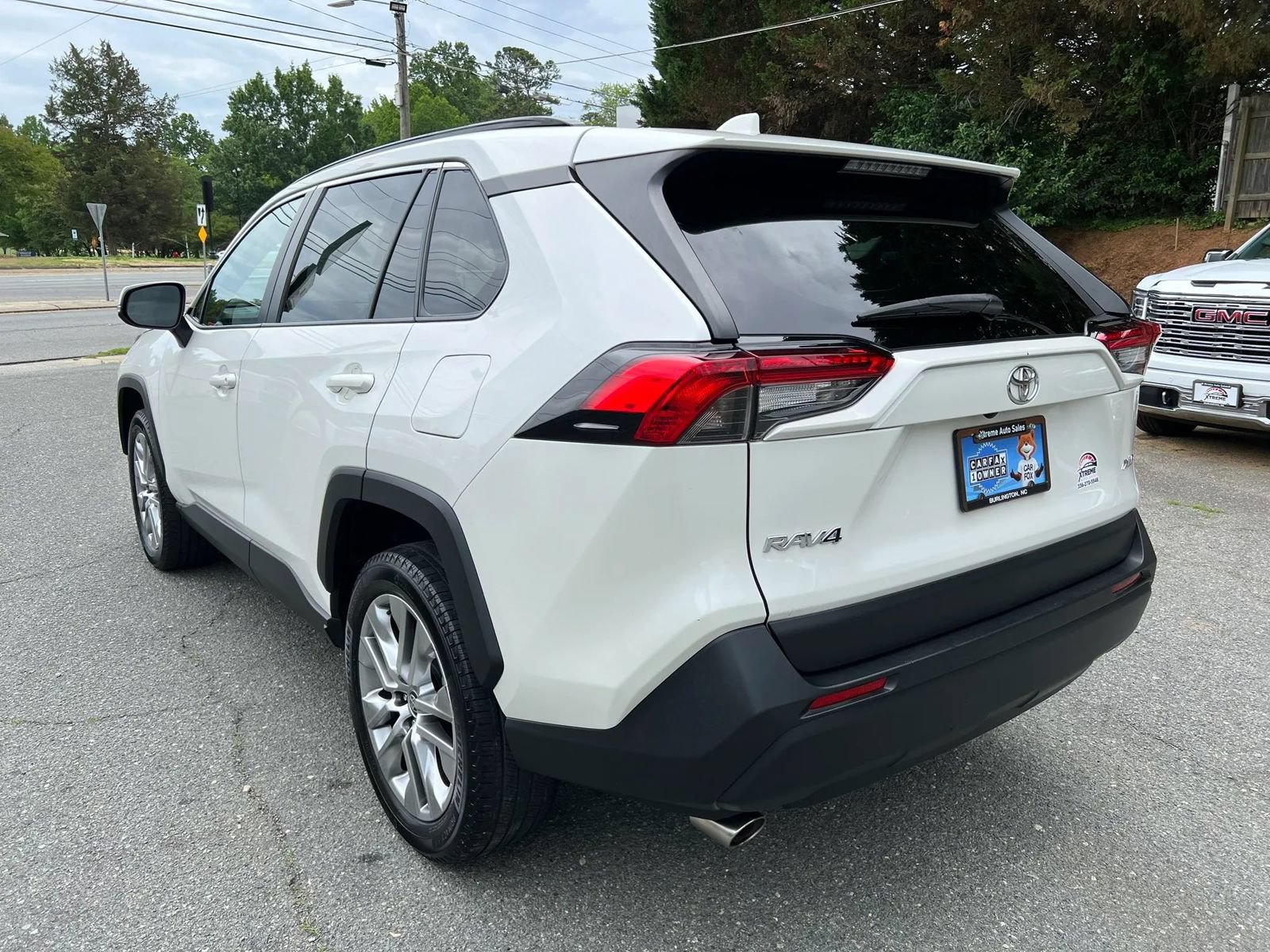 Used 2022 Toyota RAV4 XLE Premium FWD image 6