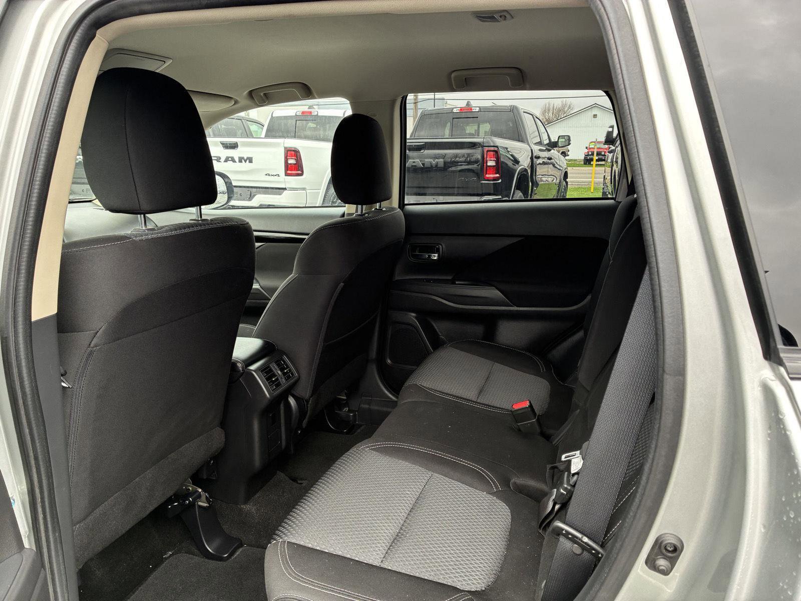 Used 2020 Mitsubishi Outlander SE image 13