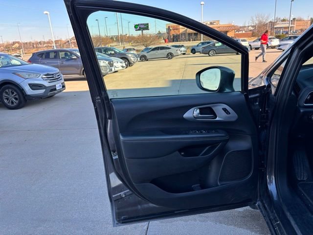 Used 2021 Chrysler Pacifica Touring-L w/ S Appearance Package image 9