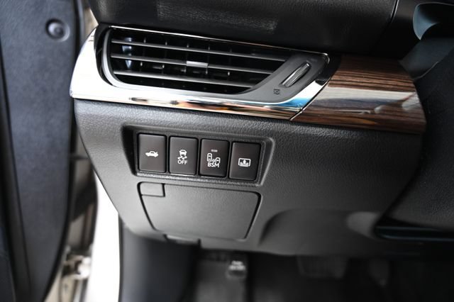 Used 2013 Toyota Avalon Limited FWD image 25