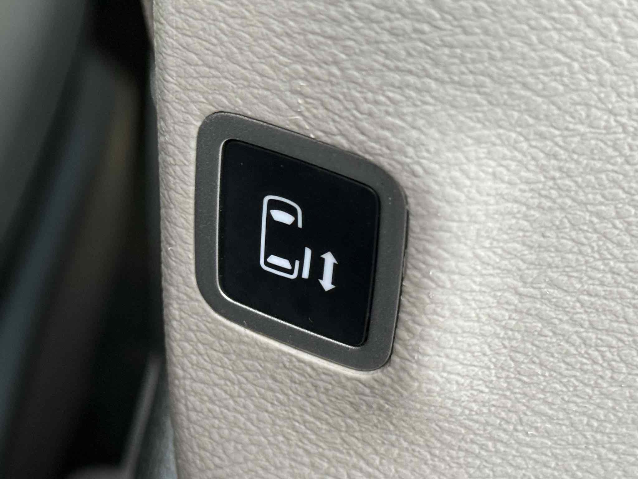 Used 2023 Chrysler Voyager LX image 31