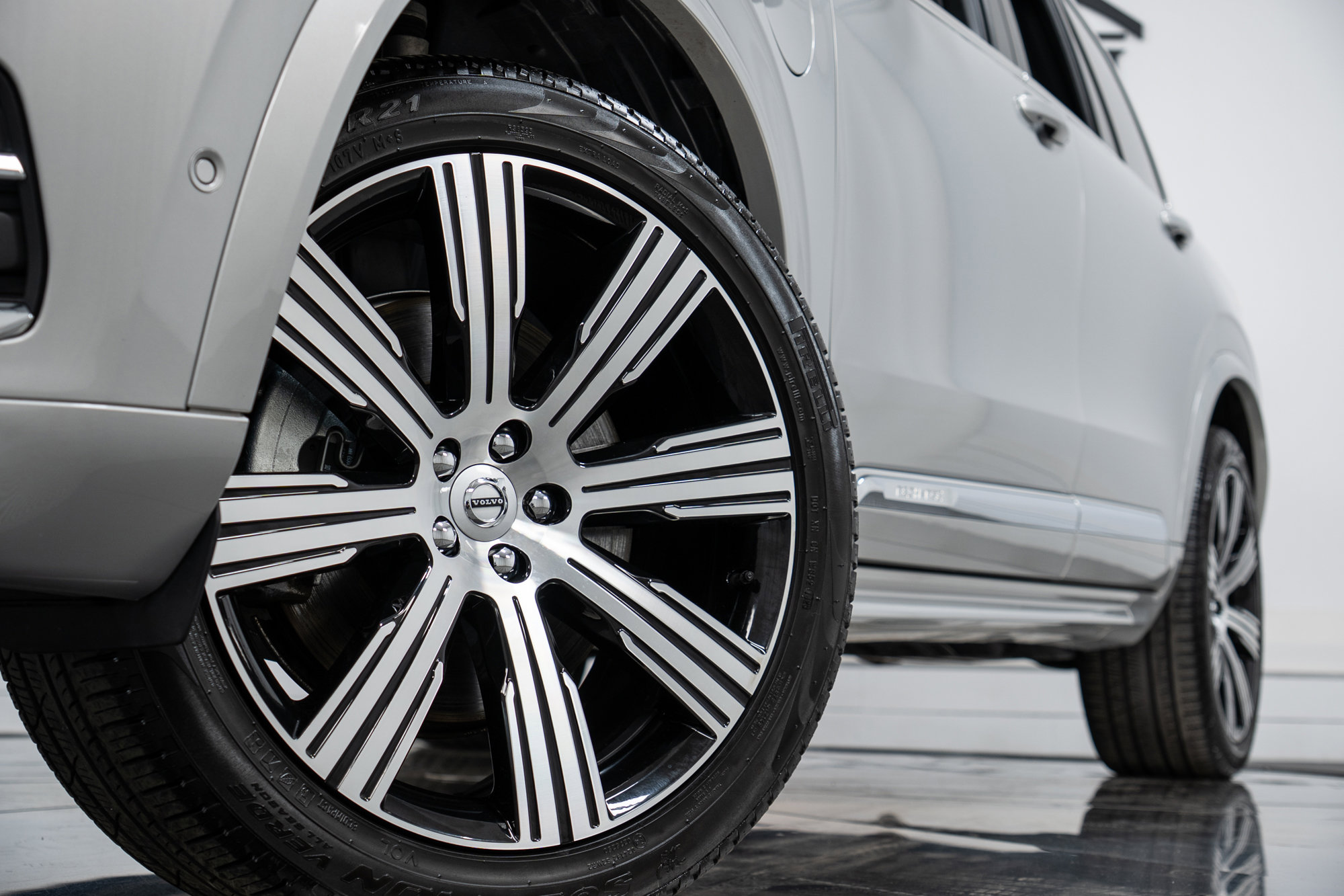 Used 2024 Volvo XC90 T8 Plus w/ Protection Package Premier image 27