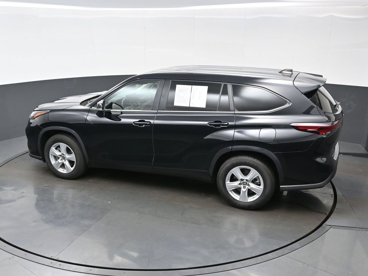 Used 2024 Toyota Highlander LE FWD image 37