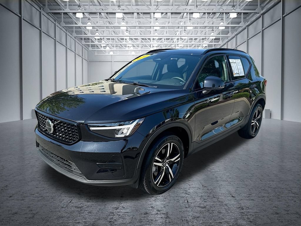 Used 2024 Volvo XC40 B5 Core AWD/4WD image 3