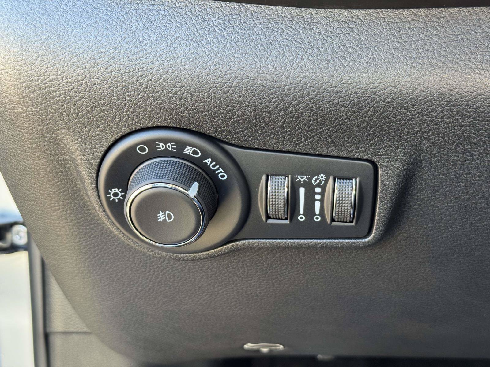 Used 2025 Jeep Compass Limited w/ Sun & Sound Group AWD/4WD image 24