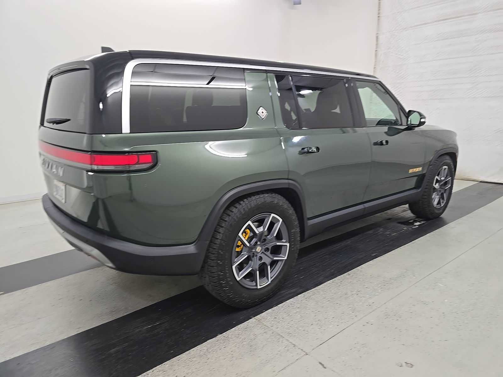 Used 2024 Rivian R1S Adventure AWD/4WD image 11