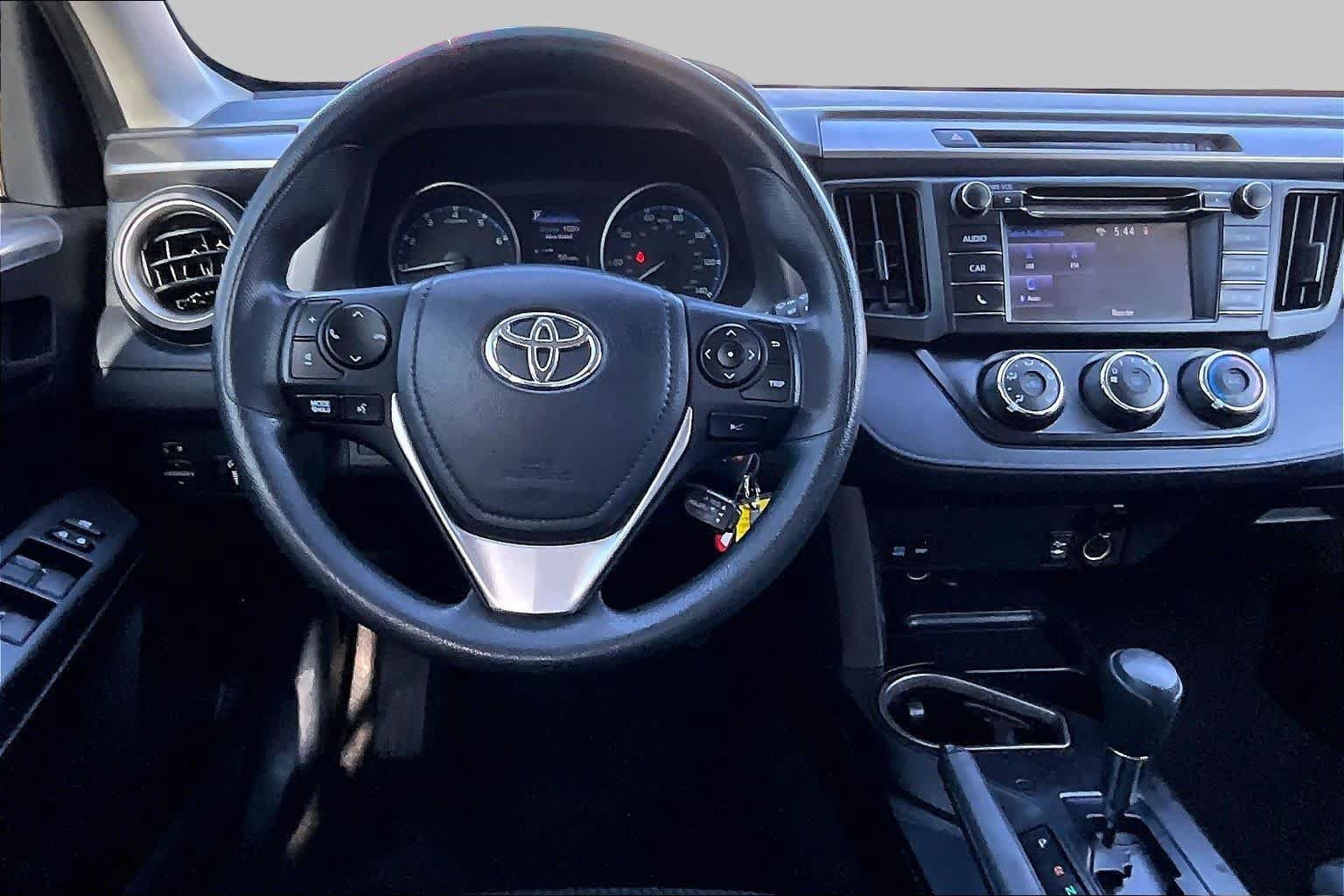 Used 2018 Toyota RAV4 LE FWD image 6