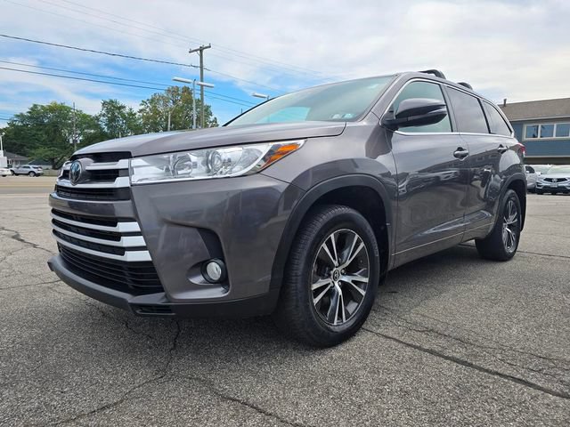 Used 2017 Toyota Highlander Plus AWD/4WD image 4