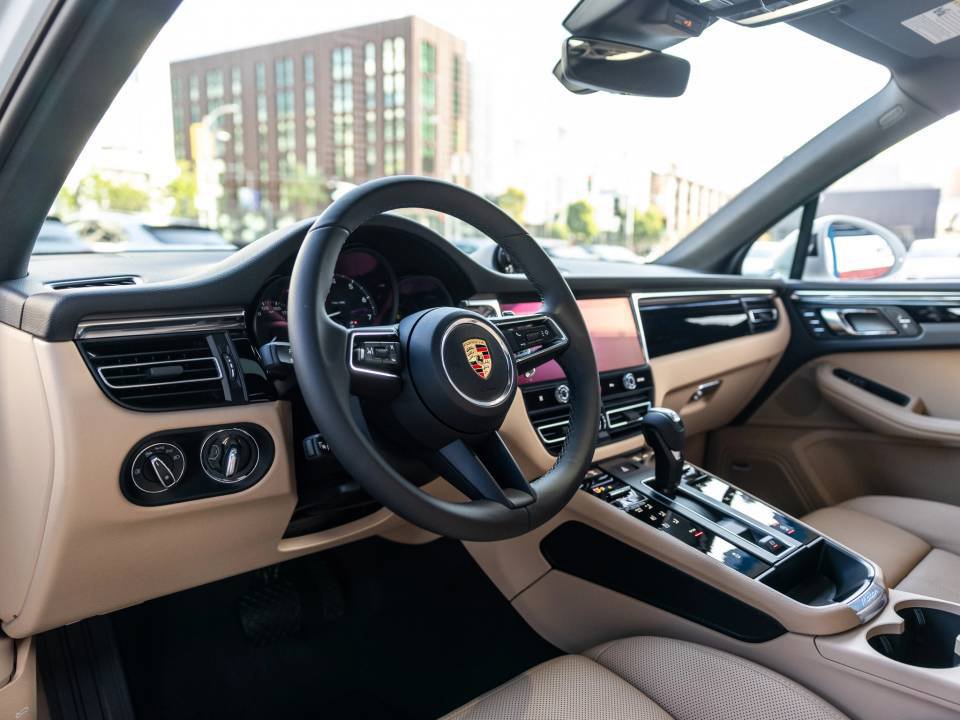 Certified 2026 Porsche Macan AWD/4WD image 4