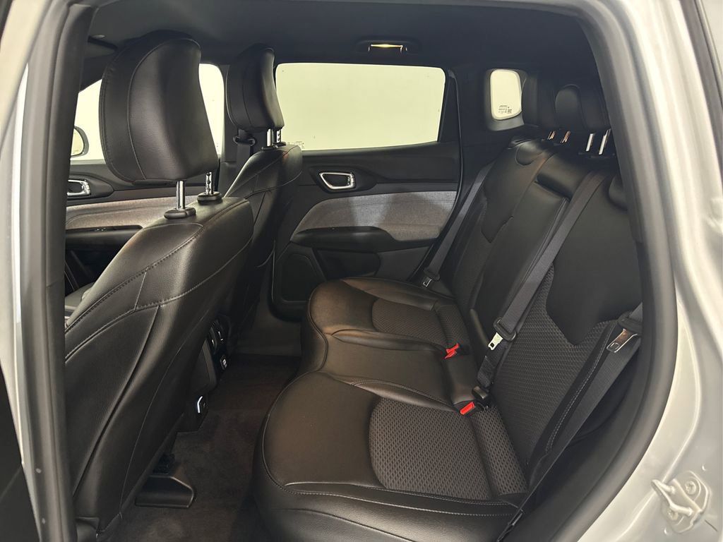 Used 2025 Jeep Compass Latitude image 18