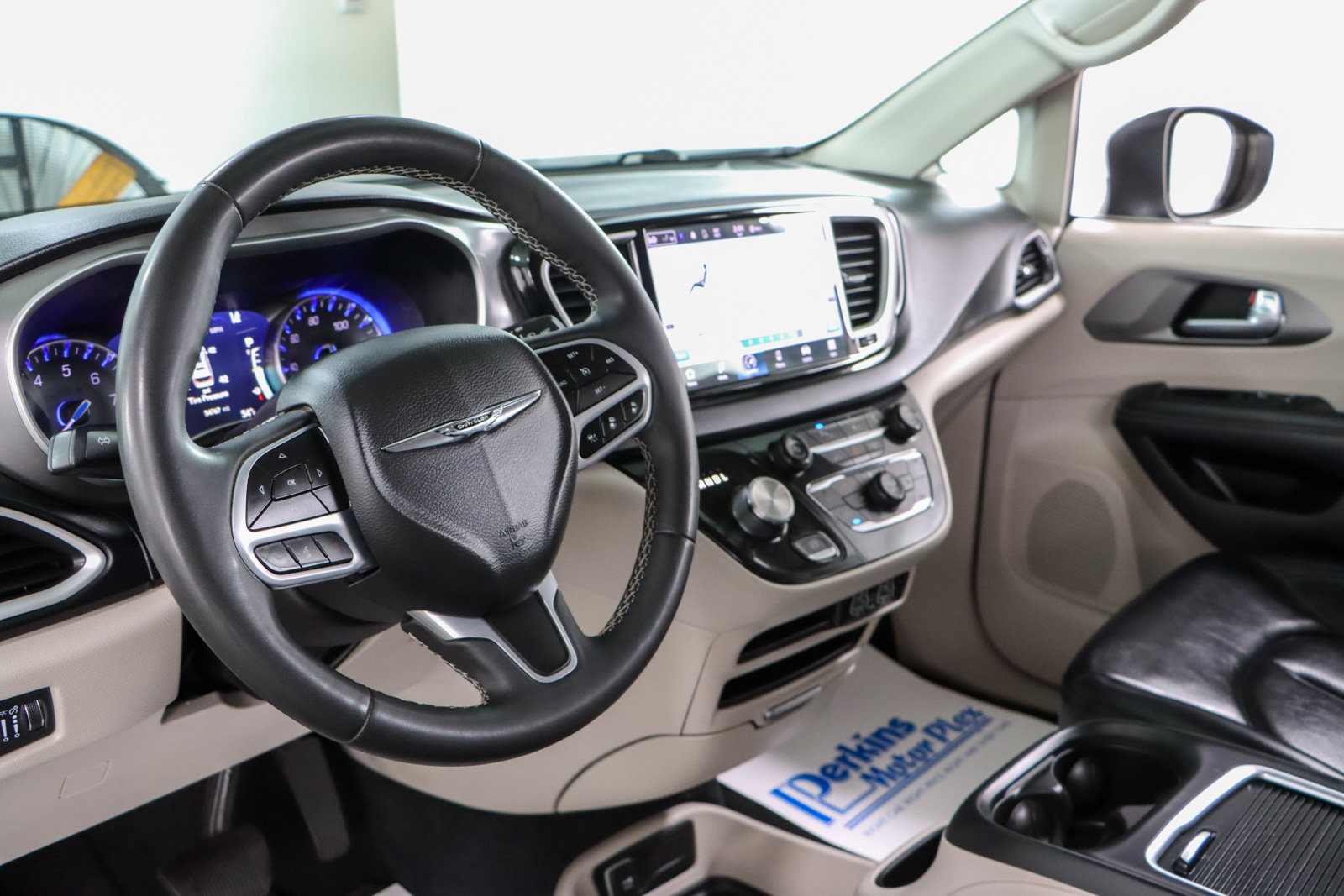 Used 2023 Chrysler Pacifica Touring-L FWD image 22