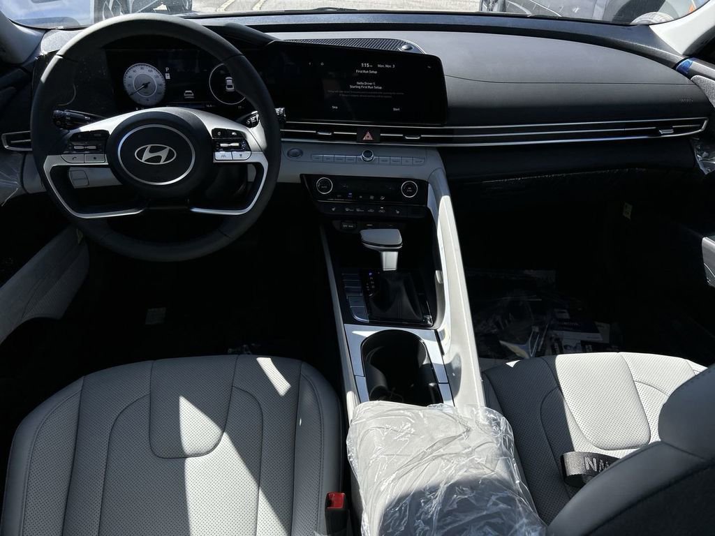 New 2025 Hyundai Elantra Limited image 3
