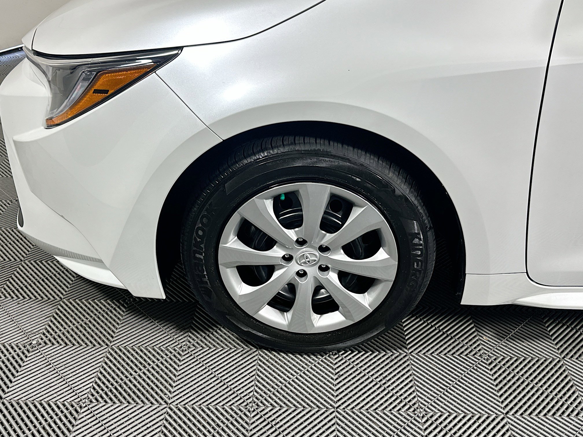 Used 2025 Toyota Corolla LE FWD image 11