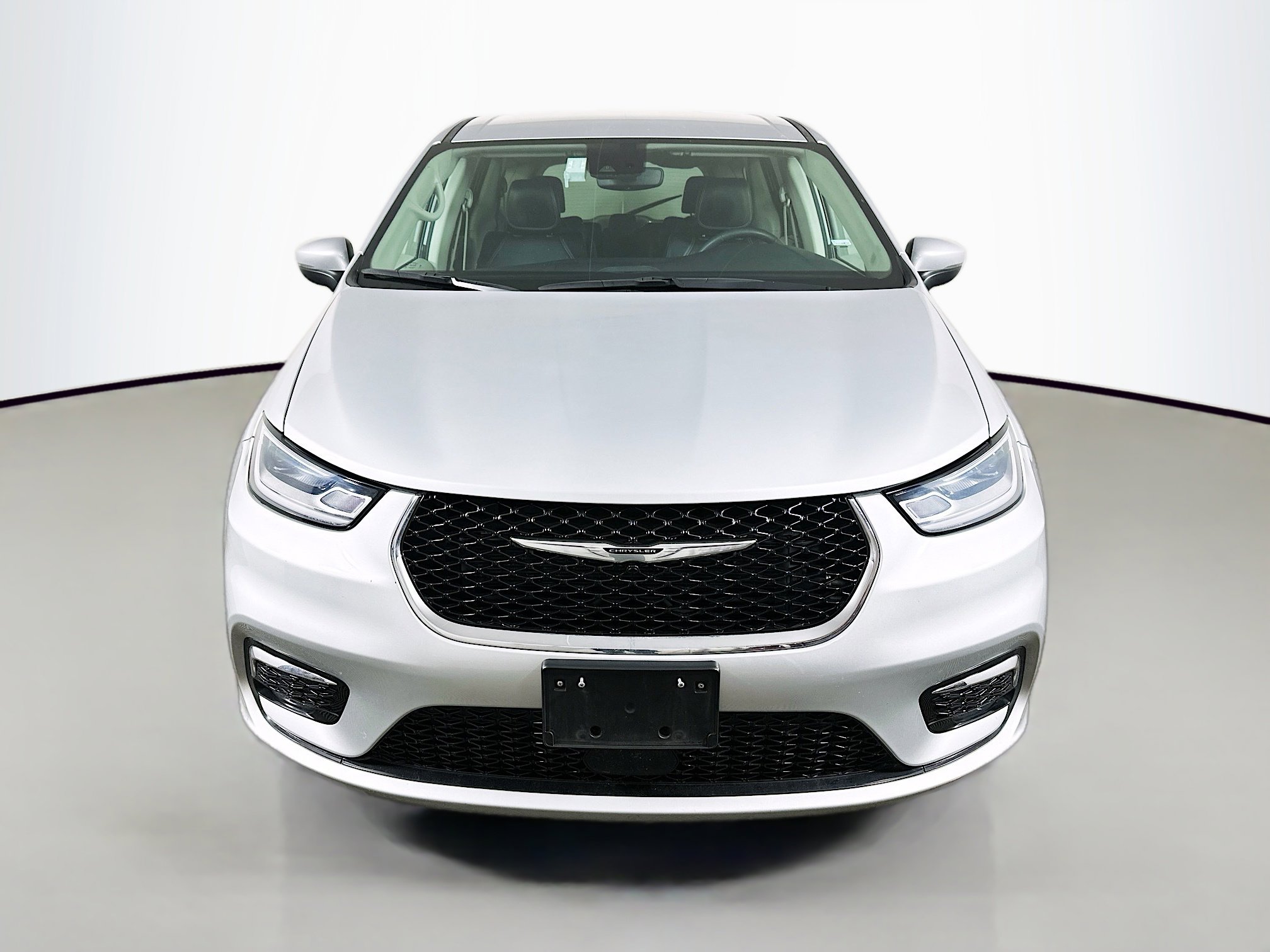 Used 2023 Chrysler Pacifica Touring-L image 2