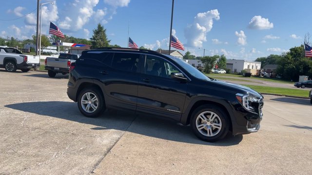Used 2023 GMC Terrain SLE w/ Driver Convenience Package FWD image 2