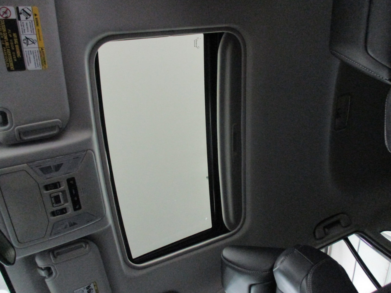 Used 2021 Toyota RAV4 XLE Premium image 9