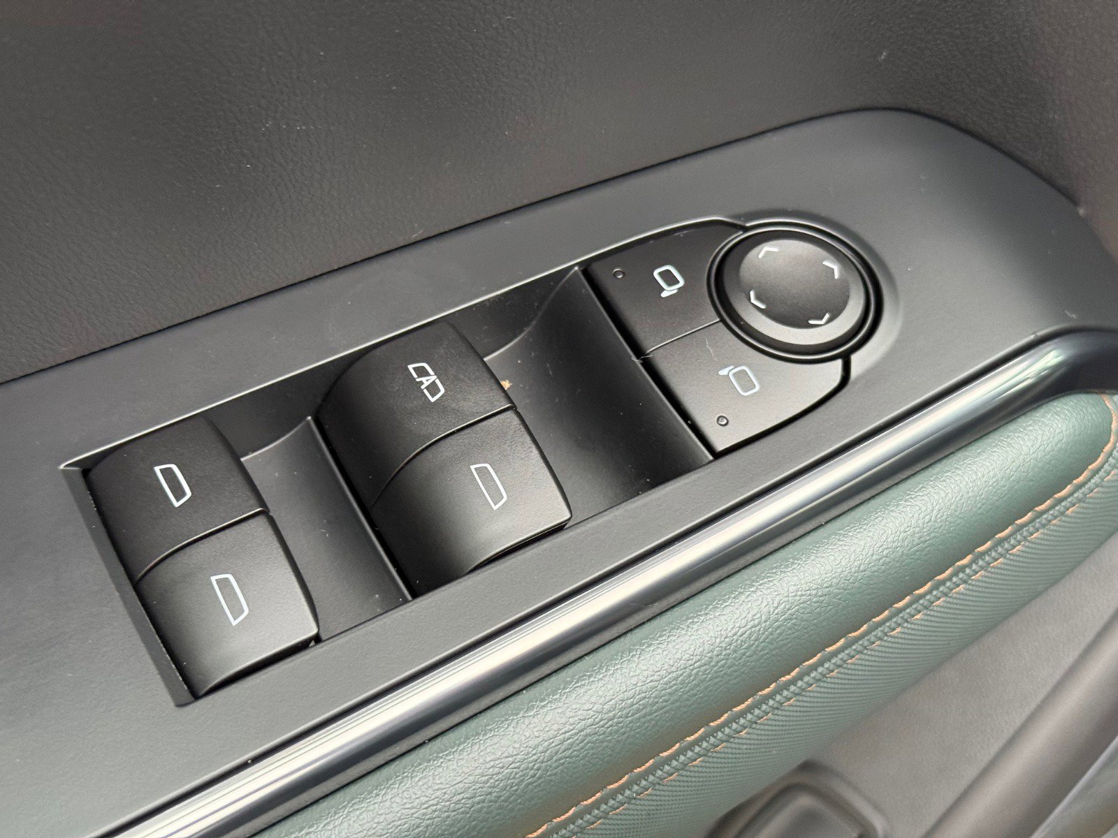 Certified 2025 GMC Acadia AT4 w/ Luxury Package image 8