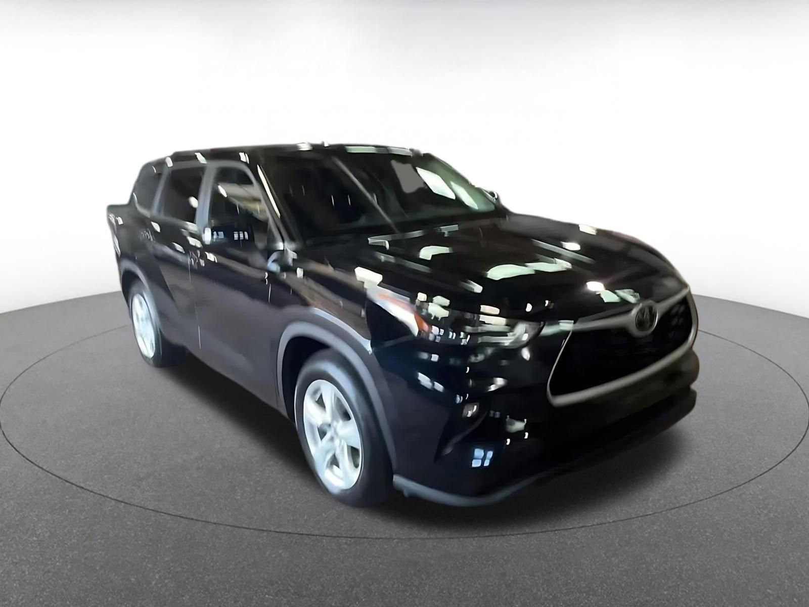 Used 2025 Toyota Highlander LE FWD image 3