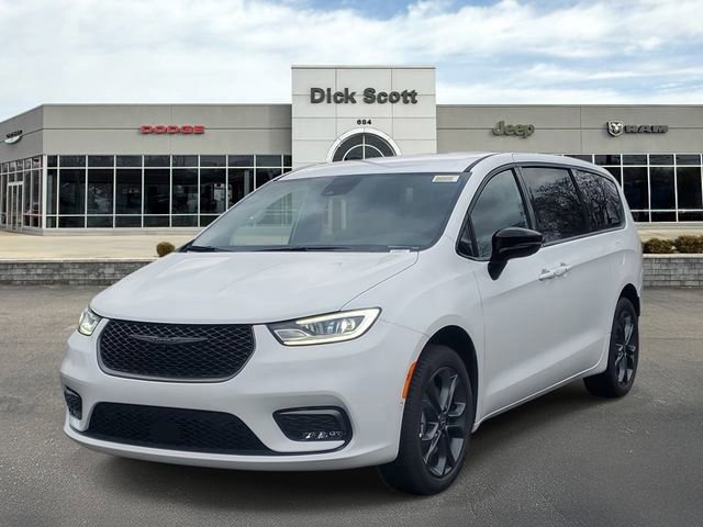 New 2026 Chrysler Pacifica Select AWD/4WD image 2