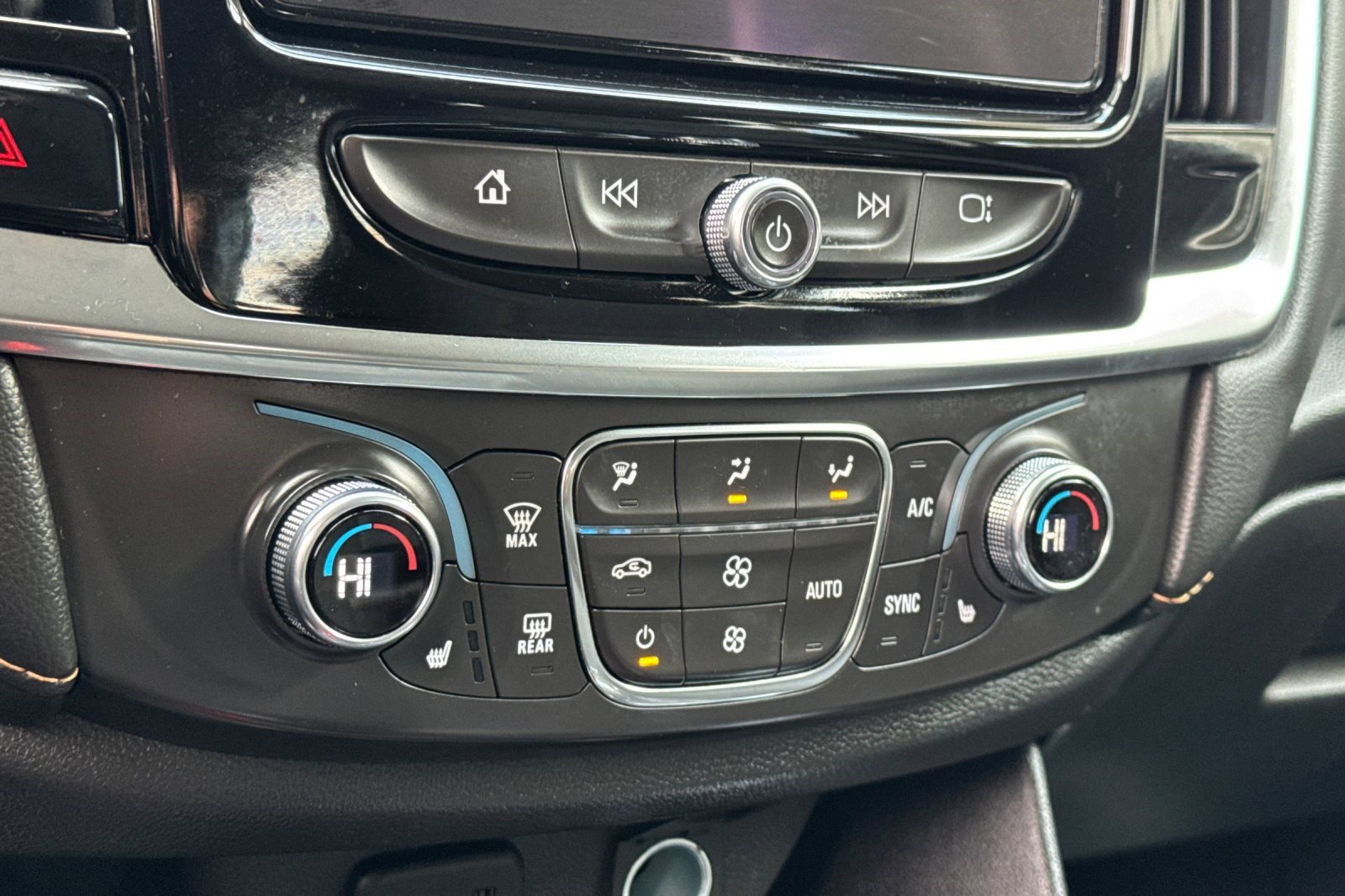 Used 2021 Chevrolet Traverse LT image 18