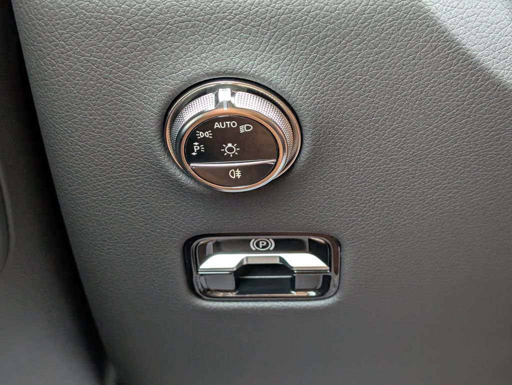 Used 2025 Mercedes-Benz GLC 350e 4MATIC image 21