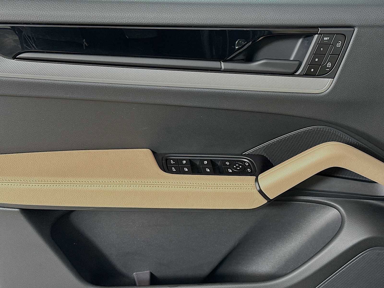 Certified 2025 Porsche Cayenne image 11