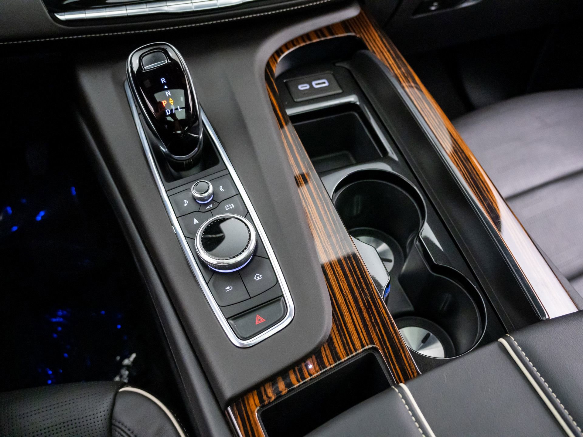 Certified 2024 Cadillac Escalade Premium Luxury AWD/4WD image 31
