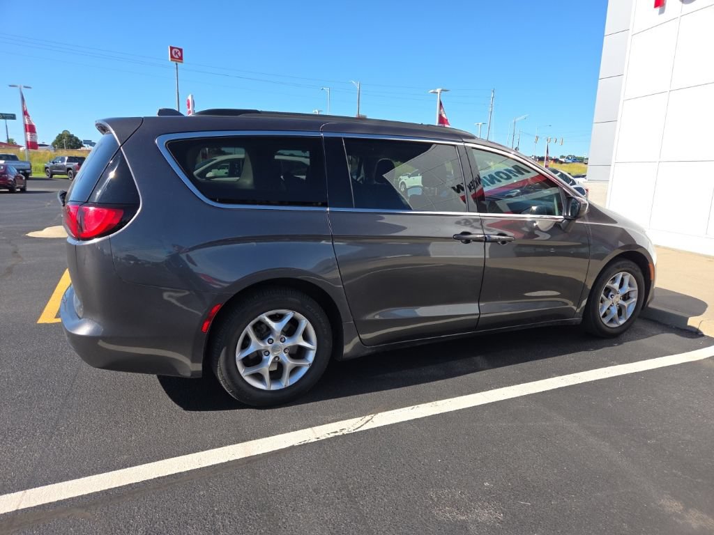 Used 2018 Chrysler Pacifica Touring w/ Tire & Wheel Group FWD image 8