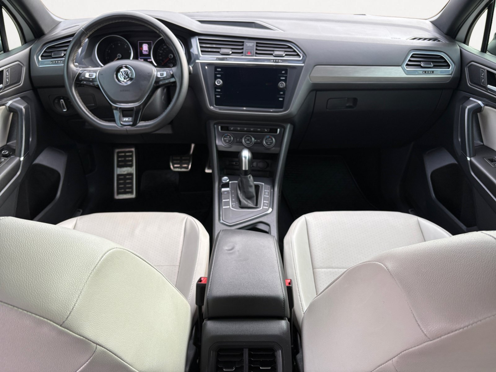 Used 2020 Volkswagen Tiguan SE R-Line FWD image 3