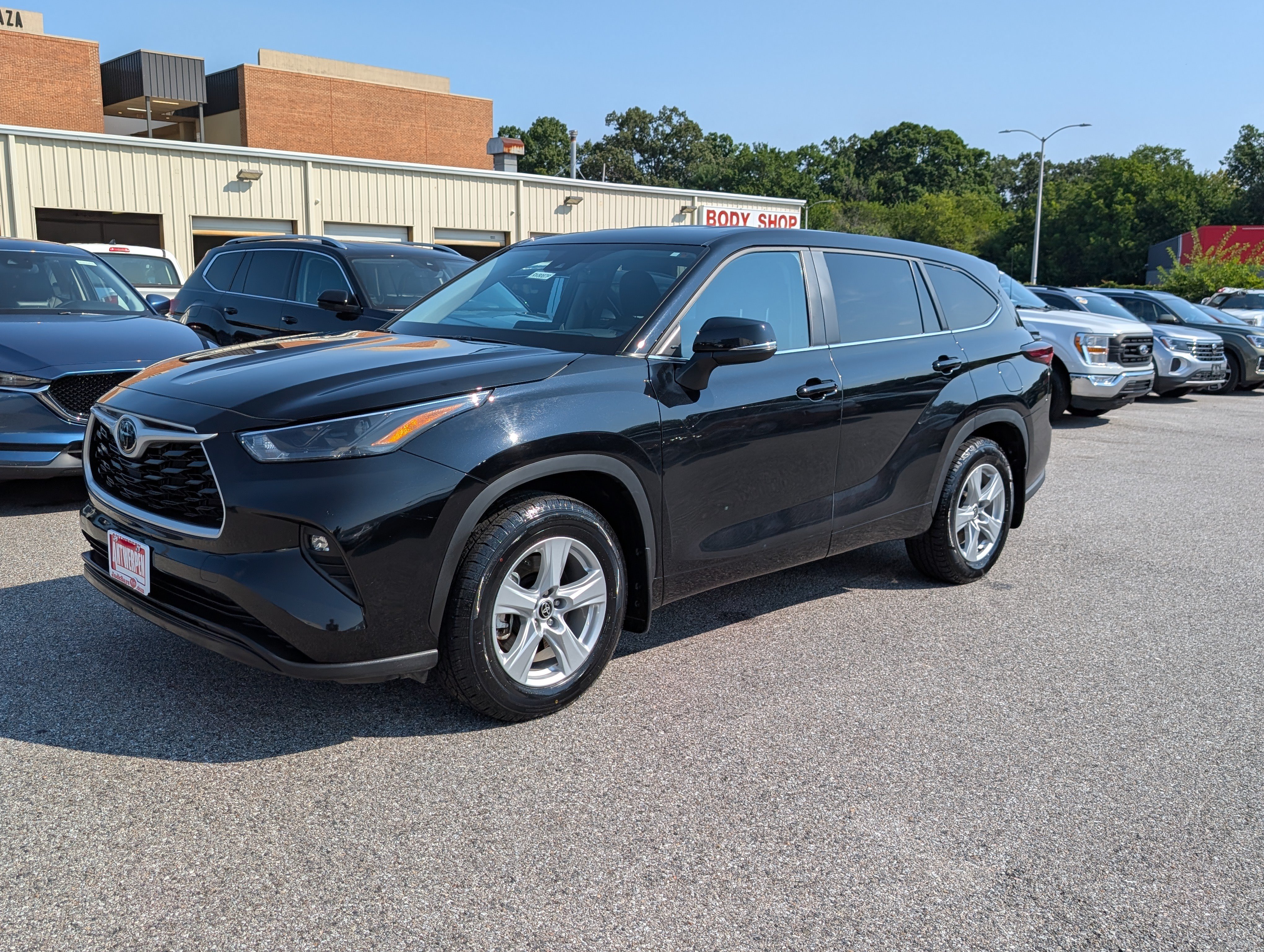 Used 2025 Toyota Highlander LE AWD/4WD image 7