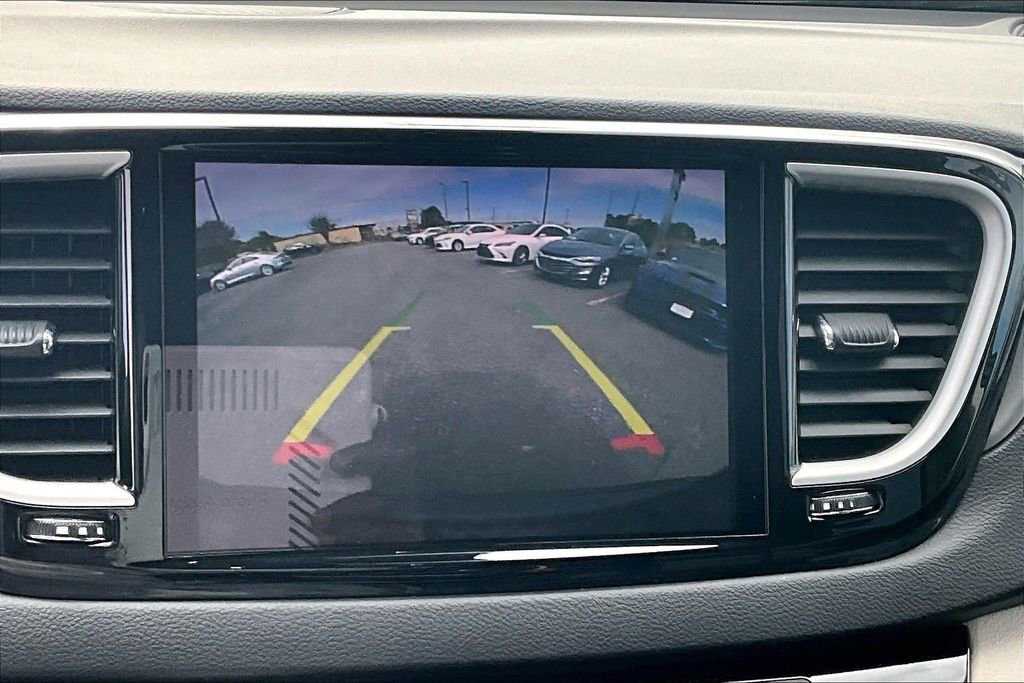 Used 2023 Chrysler Pacifica Touring-L FWD image 13