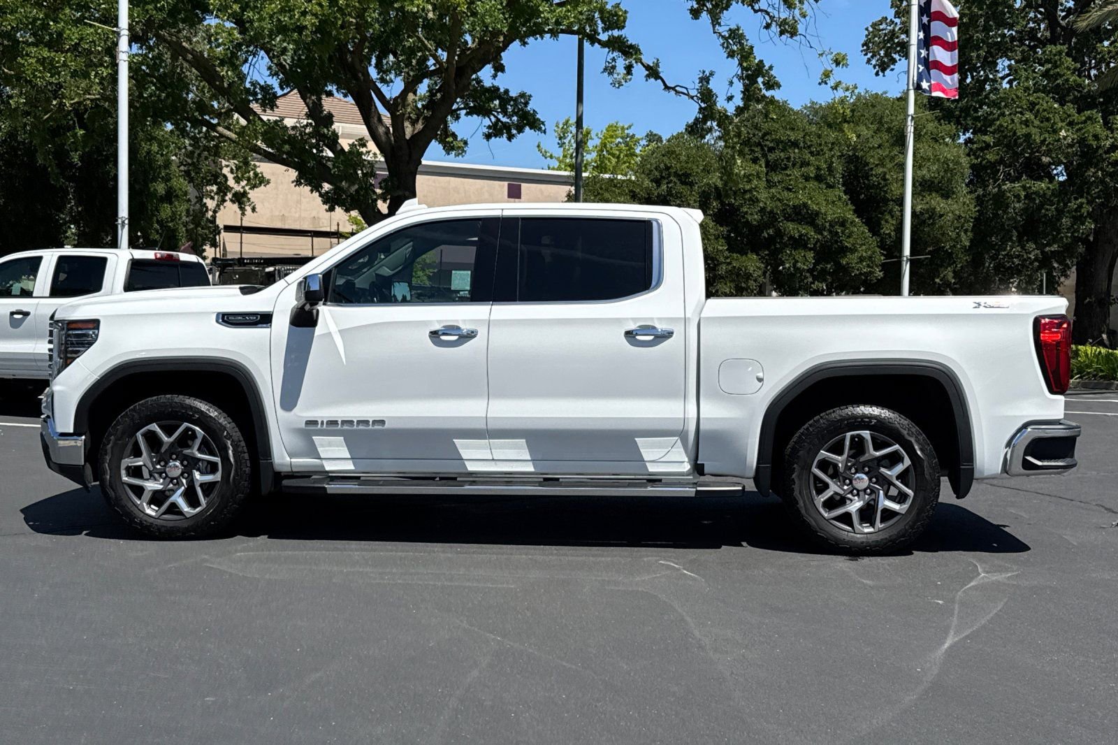 Used 2022 GMC Sierra 1500 SLT w/ SLT Premium Plus Package AWD/4WD image 6