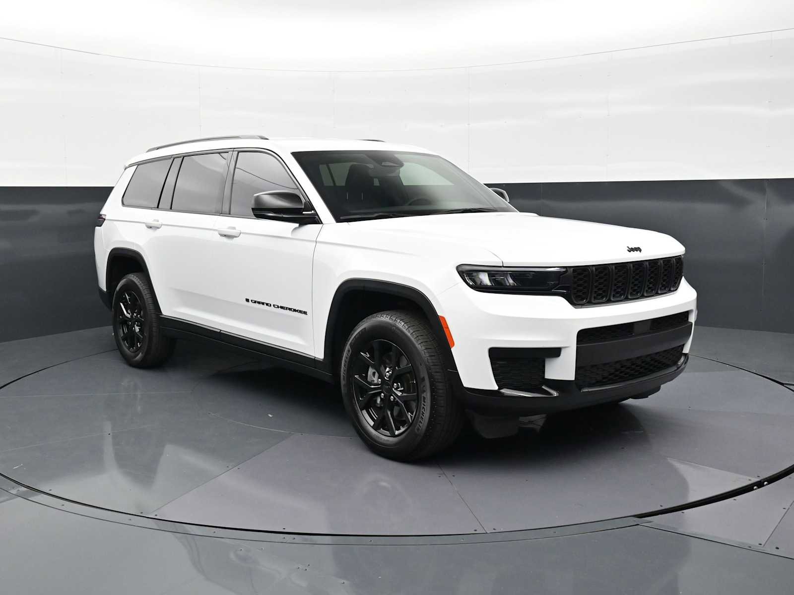 Used 2024 Jeep Grand Cherokee L Laredo RWD image 3