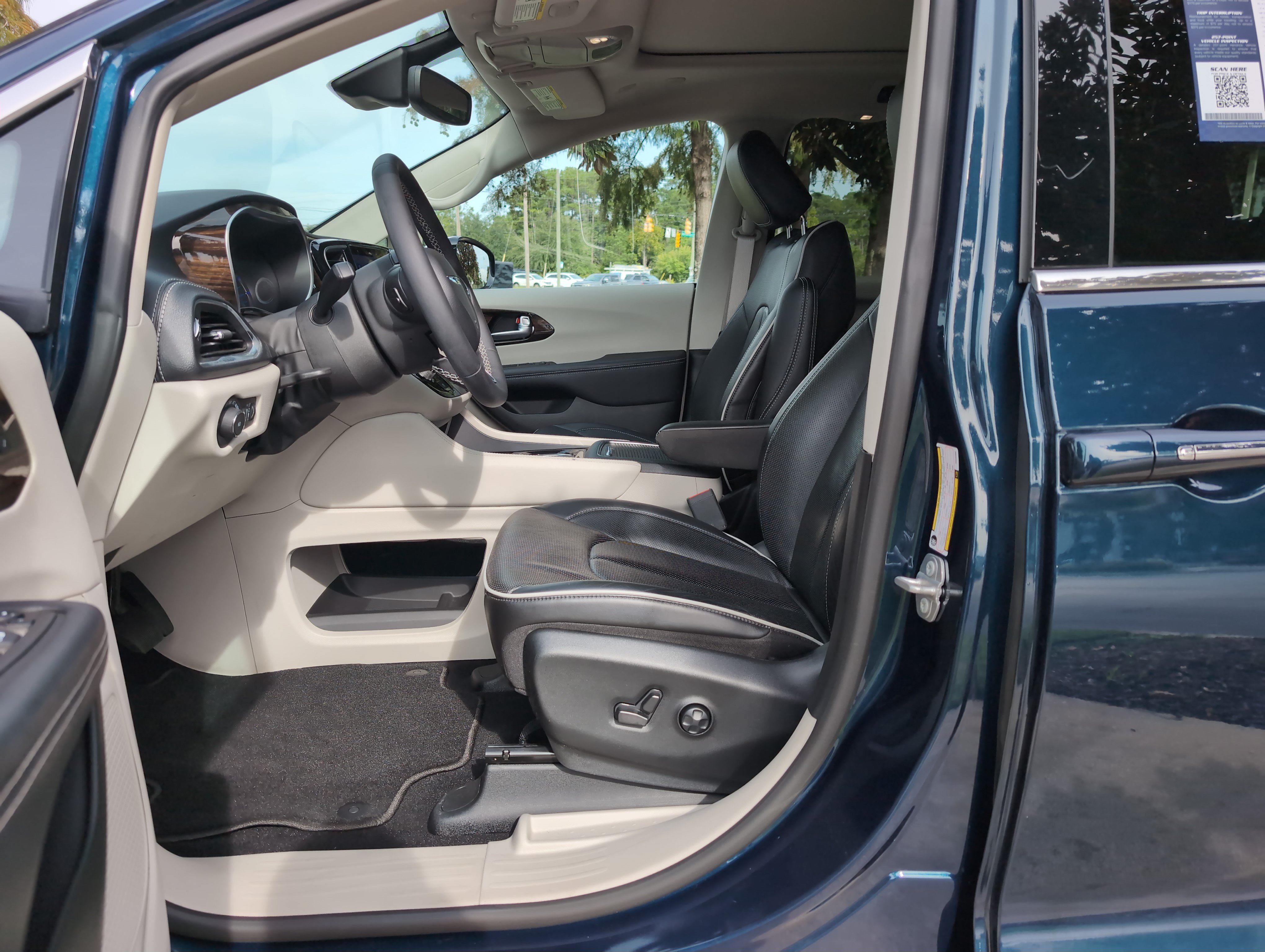 Used 2023 Chrysler Pacifica Limited FWD image 16