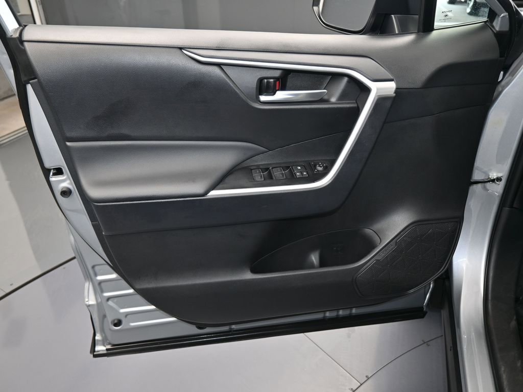 Used 2025 Toyota RAV4 XLE image 12