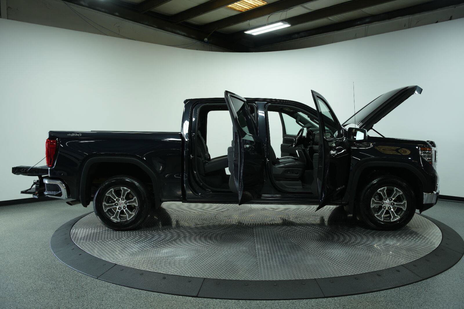 Used 2025 GMC Sierra 1500 SLT AWD/4WD image 11