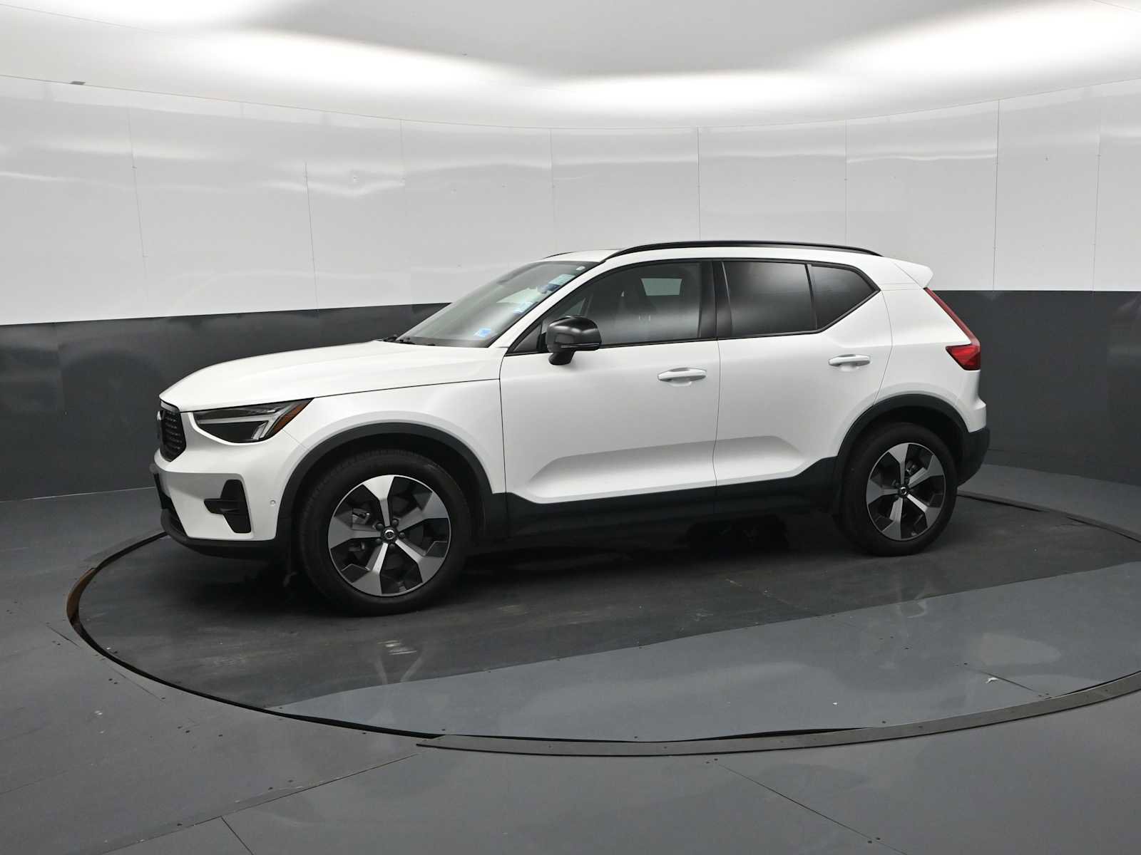 Used 2023 Volvo XC40 B4 Ultimate FWD image 4