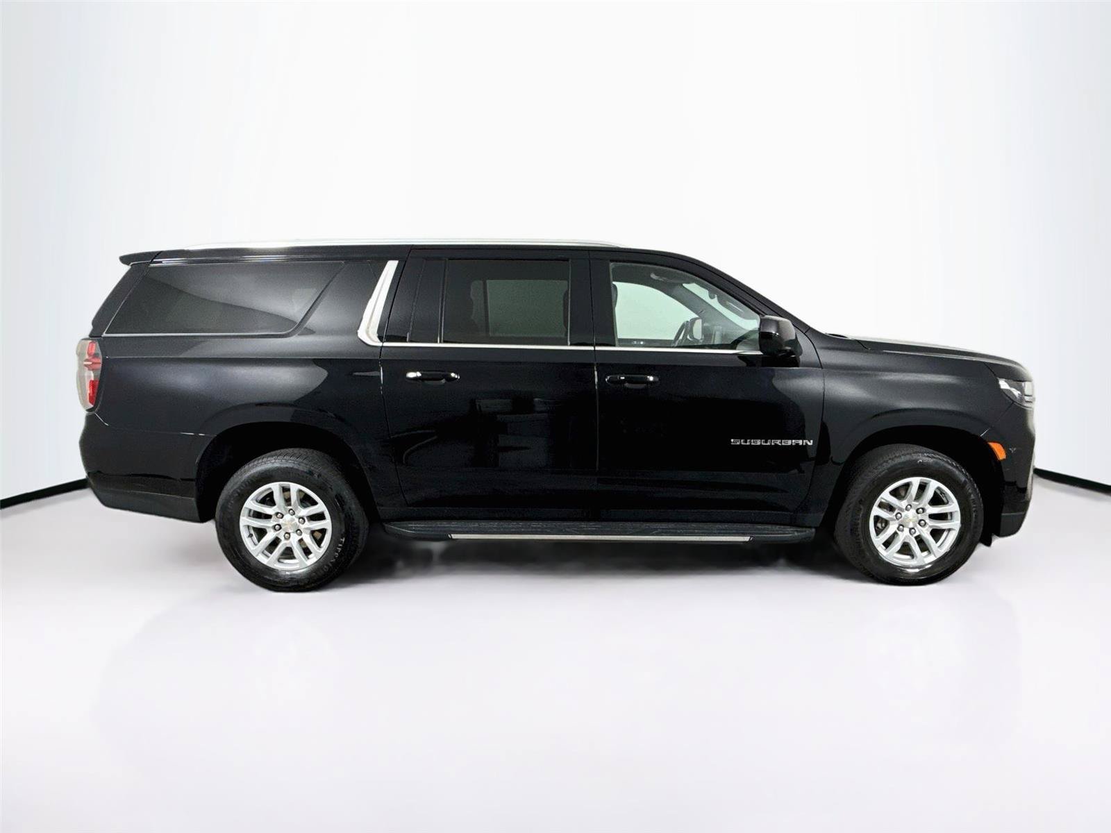 Used 2024 Chevrolet Suburban LS RWD image 7