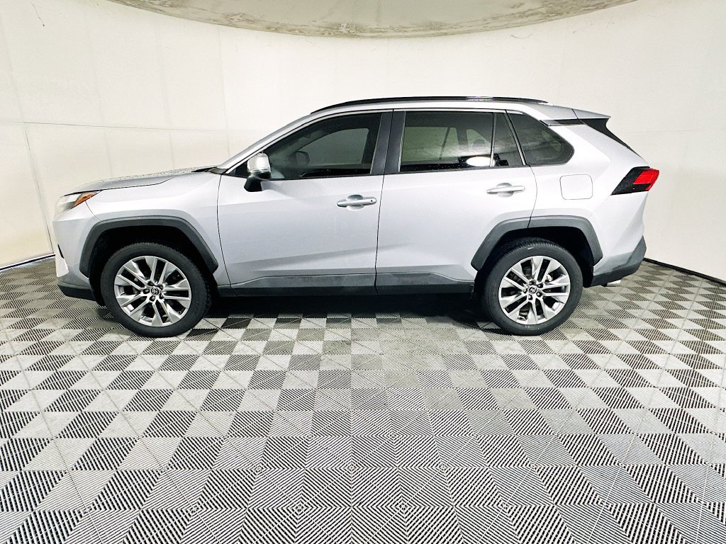 Used 2022 Toyota RAV4 XLE Premium AWD/4WD image 6