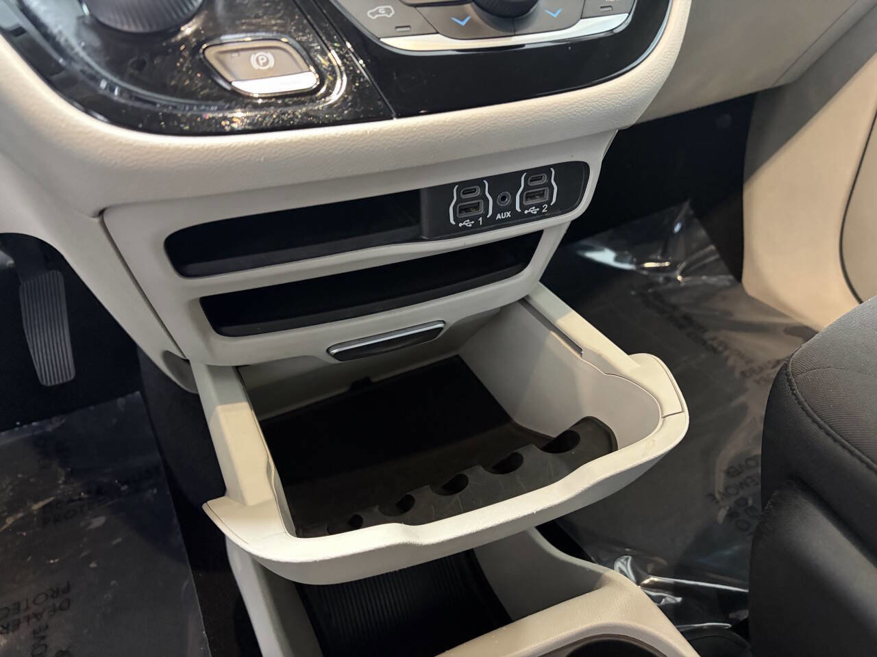 Used 2021 Chrysler Voyager LX image 13