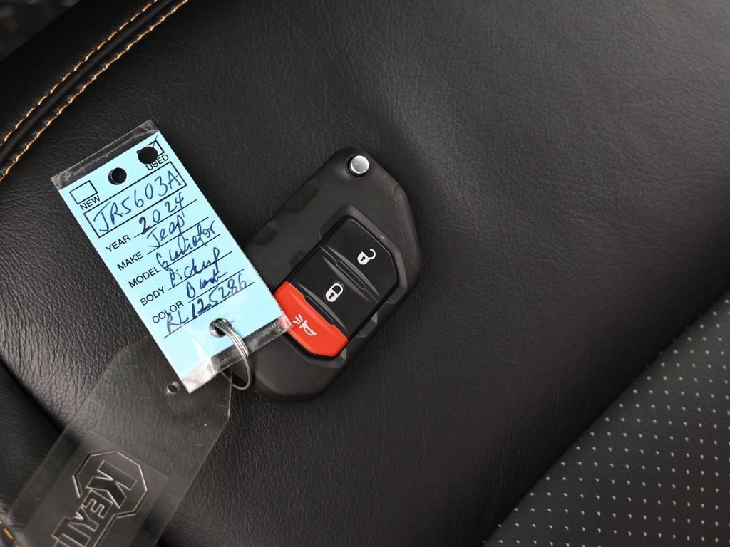 Used 2024 Jeep Gladiator Sport image 16