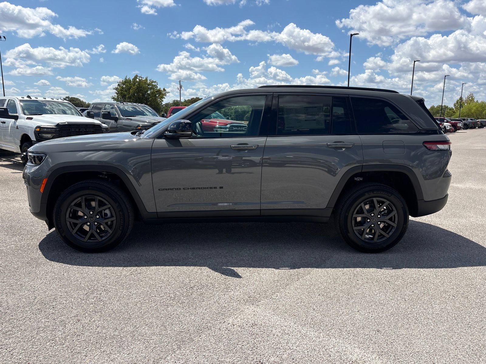 New 2027 Jeep Grand Cherokee Altitude AWD/4WD image 2